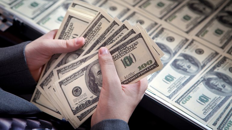 Controles al dólar Ahora estudian limitar el “contado con