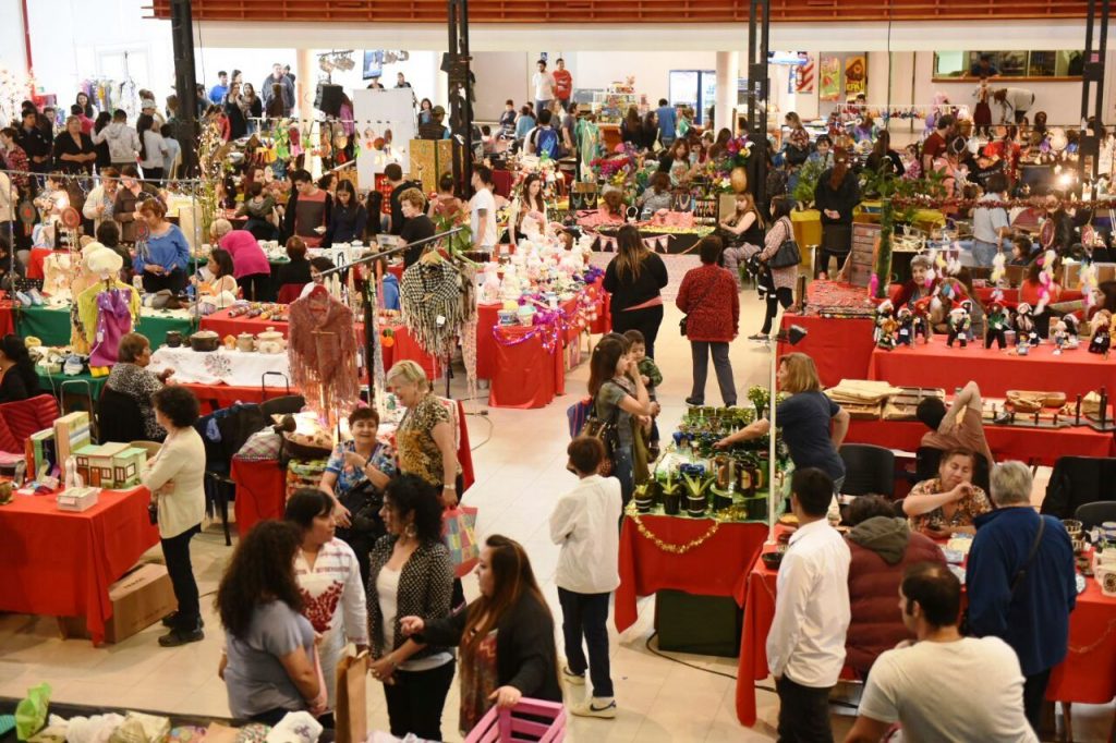 Con gran éxito comenzó la feria navideña de artesanos | El Comodorense