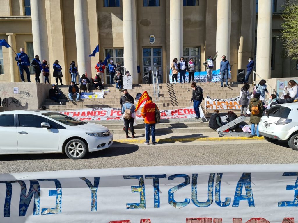 Trabajadores estatales protestaron frente al edificio de Tribunales