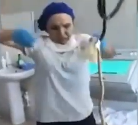 Fue al hospital con dolor de estómago, le encontraron una serpiente