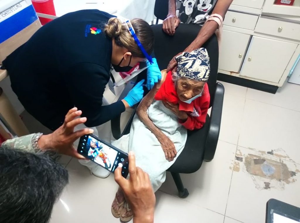 Viral: Llevó en carretilla a su mamá de 100 años a vacunarse contra el coronavirus