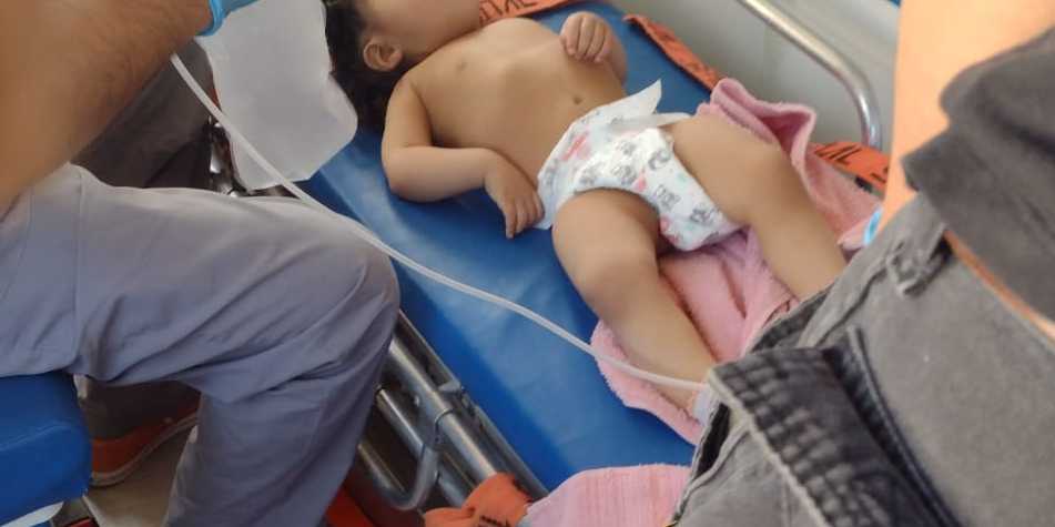 Dos policías salvaron a una bebé que no respiraba con maniobras de RCP