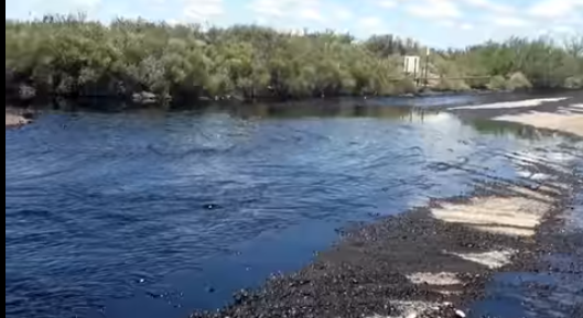 Impresionante derrame de petróleo en Río Negro