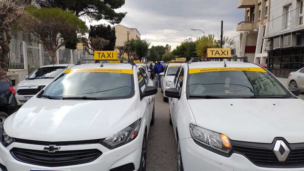 Alejandro Bustamante, presidente de TAXA, confirmó que “este viernes a partir de las 10 de la mañana, taxistas y remiseros nos manifestaremos por calles de Comodoro Rivadavia