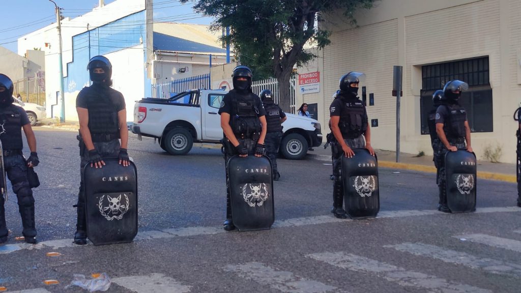 Hubo incidentes en el centro con heridos y represión subiendo la Rivadavia