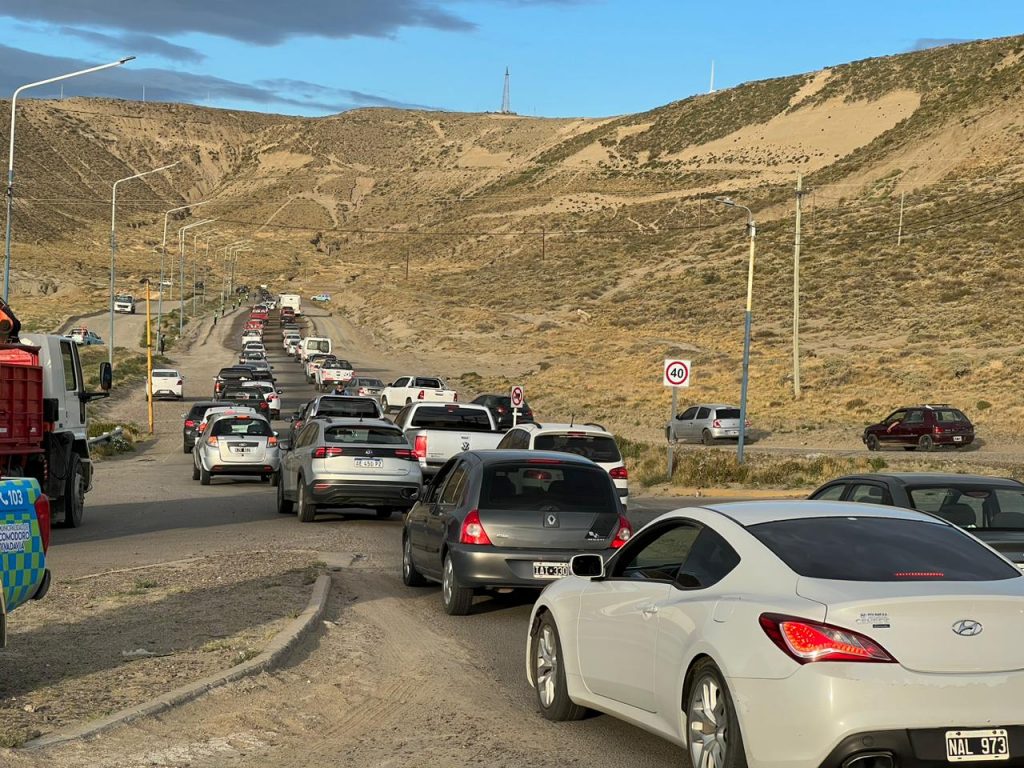 Largas filas de autos en dirección Norte - Sur por el camino Roque Centenario.