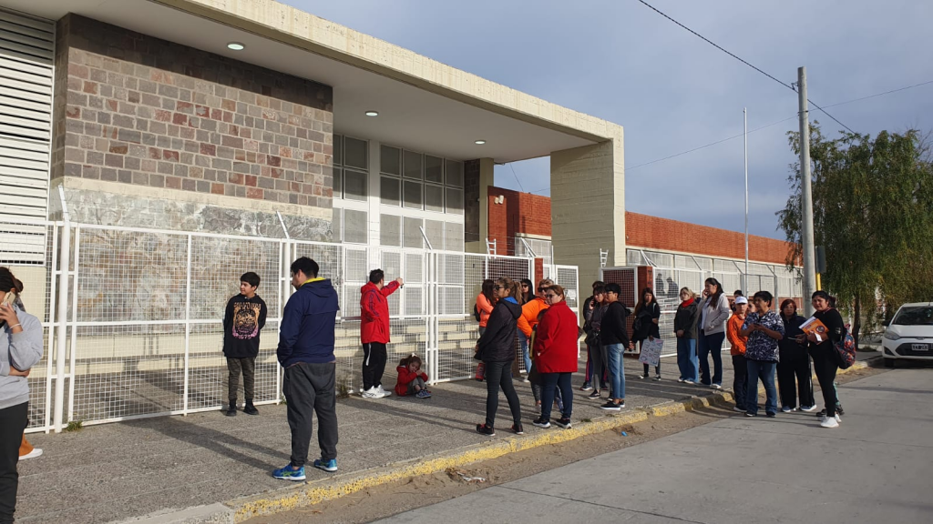 "Los chicos tienen que volver a la escuela, tienen que volver a integrarse, tienen que volver a ver a sus compañeros y tienen que volver a la educación, tienen que estar en la escuela, en el aula con su maestra estudiando como corresponde", declaró una de las madres presentes.